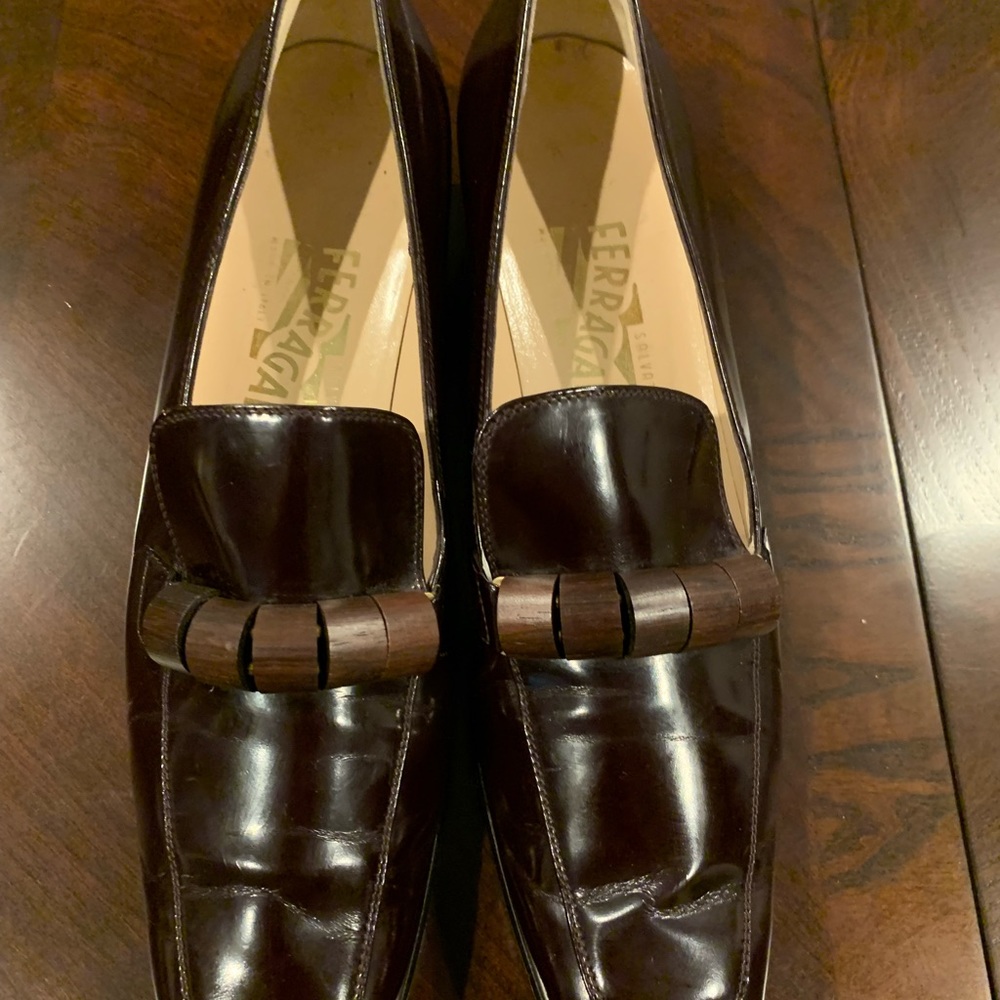 Beautiful burgundy NARROW flats.
